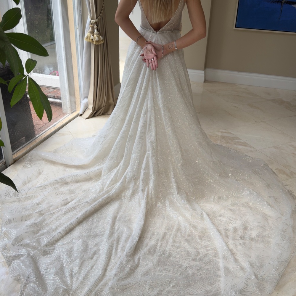Wedding gown - Picture 6 of 6